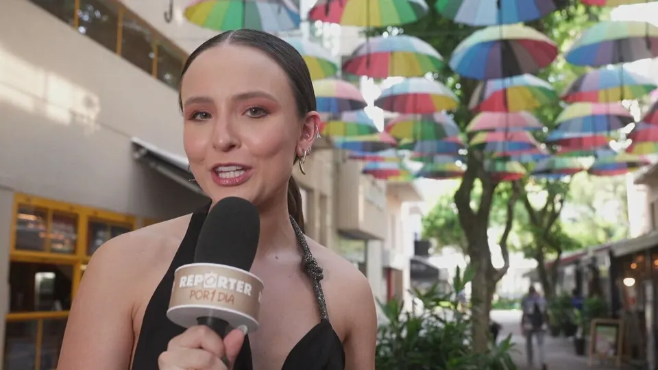 Larissa Manoela com o microfone do quadro Repórter por um Dia, do Fantástico