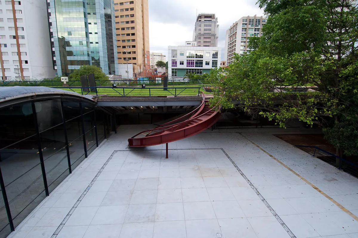 Área externa do CCSP com estrutura vermelha e jardim
