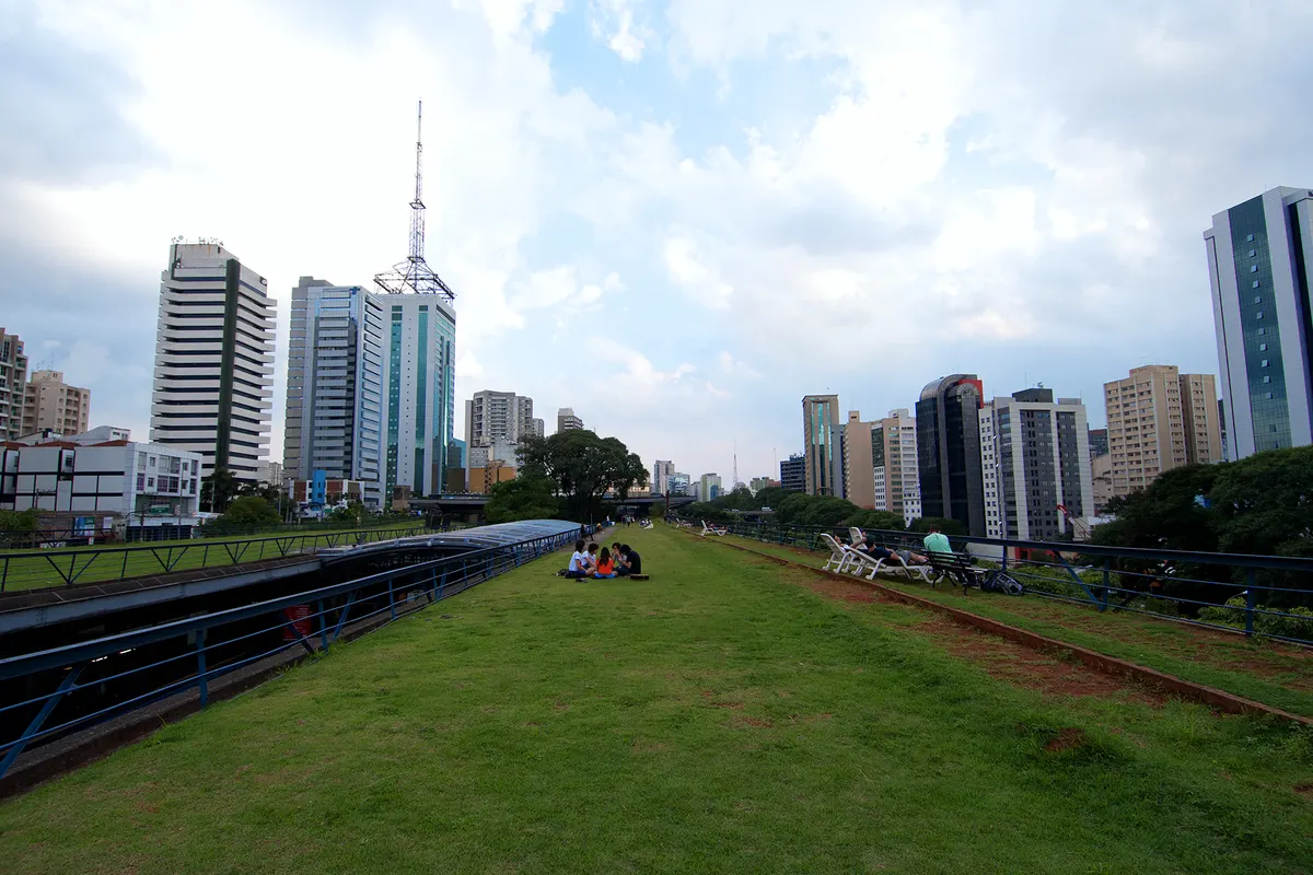 Gramado sobre a cobertura do CCSP com a cidade ao fundo