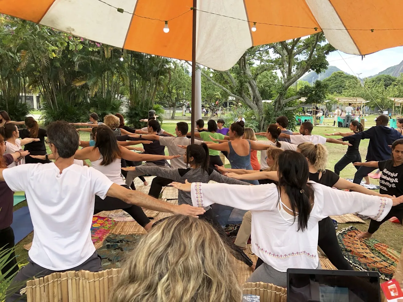 Aula de yoga em grupo sob tenda na Virada Zen