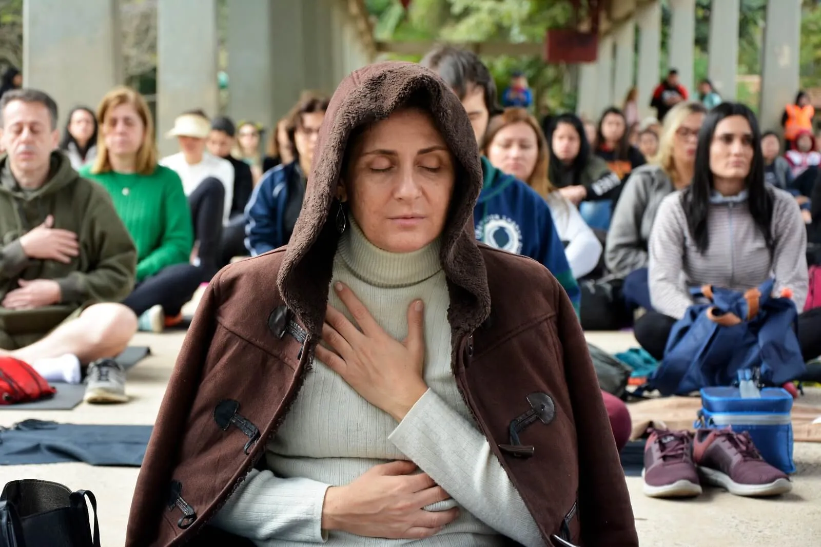 Participante em meditação com as mãos no peito